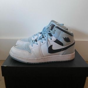 Nike Air Jordan ONE- Light Blue- Size 7- lightly used